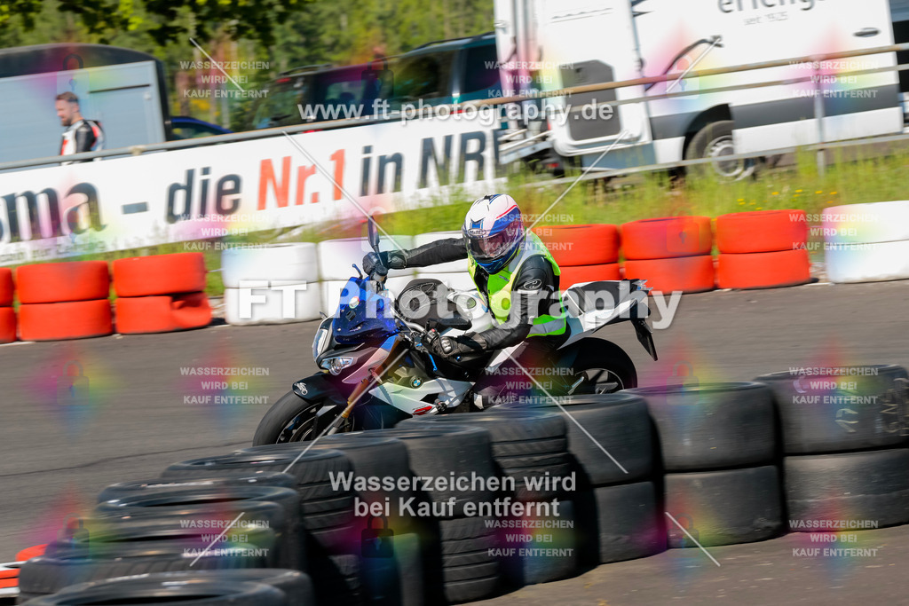 Moto-TeamOBK-21412 | Hier findet Ihr Bilder von Touristenfahrten auf der Nürburgring Nordschleife oder von anderen Veranstaltungen die ich besucht habe. Viel Spass beim Durch Schauen 