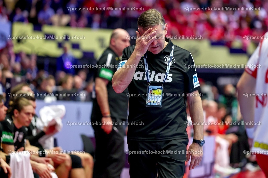 EHF26012603086 | 26.01.2026, Handball, Men's EHF EURO 2026, Deutschland - Dänemark, Jyske Bank Boxen in Herning, Dänemark, Main Round: Headcoach Alfred Gislason (Germany #hc) enttäuscht Enttäuschung gestikulierend am Spielfeldrand  
