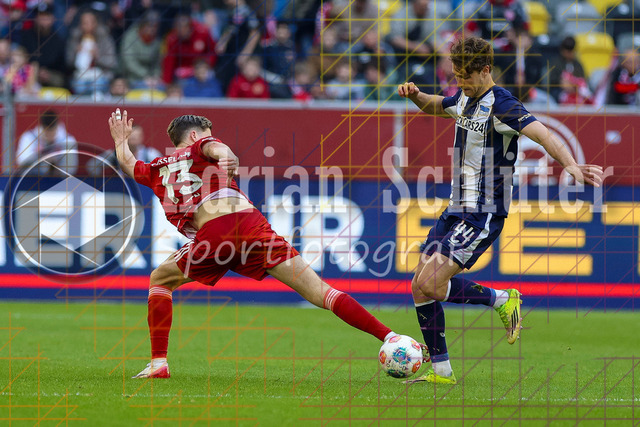 22.03.2026, GER, Fussball, Herren, 2. BL, Saison 2025/2026, Fortuna Düsseldorf - Hertha BSC Berlin | Cedric Itten (Fortuna Düsseldorf) und Linus Gechter (Hertha) im Kampf um den Ball