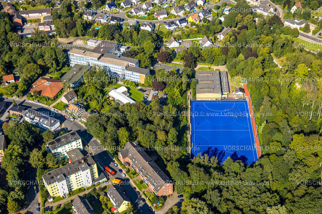 Velbert240812738 | Luftbild, Gesamtschule Velbert-Mitte und Sportplatz Hockey Club "Rot-Weiss 1922" e. V. Velbert, jugendliche Sportler auf einem blauen Sportplatz, Schulsport mit Leibesübungen, Velbert, Ruhrgebiet, Nordrhein-Westfalen, Deutschland