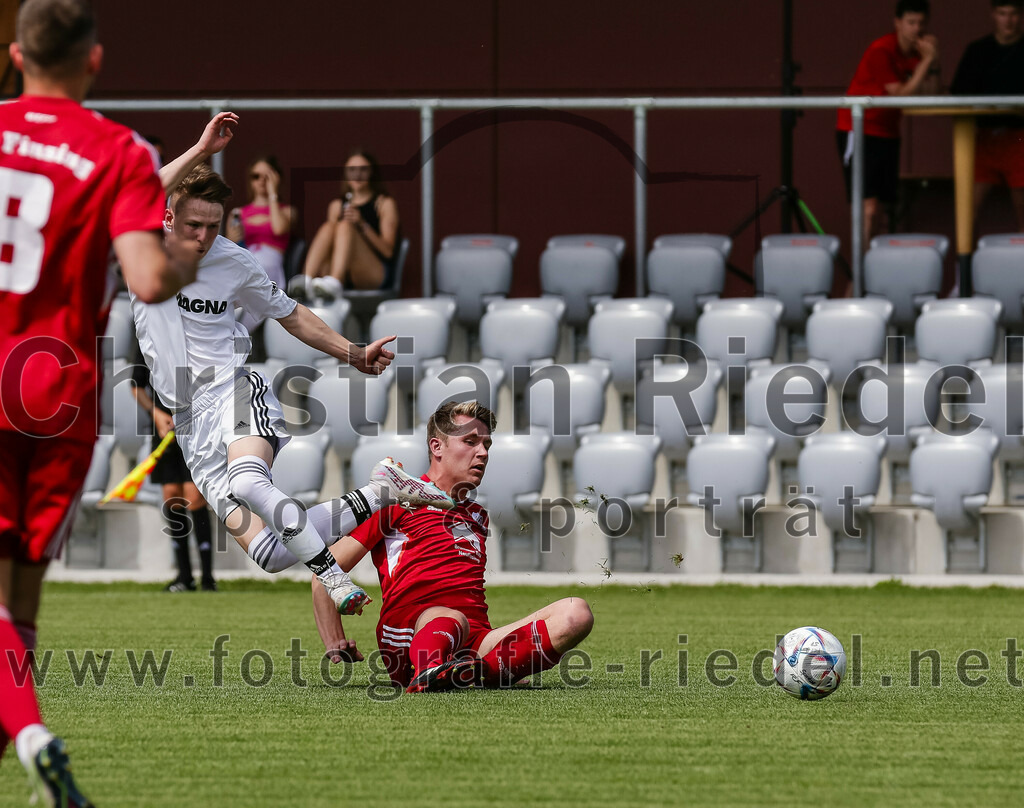 2023-07-08_038_FC_Finsing_gegen_SG_Markt_Schwaben | Finsing, Deutschland, 08.07.2023:
Fußball, Kreisliga 2023 / 2024, Testspiel, FC Finsing gegen SG Markt Schwaben, Endergebnis: 7:0

Alexander Dremel (SG Markt Schwaben, #11), Josef Weber (FC Finsing, #3)

Foto: Christian Riedel / fotografie-riedel.net