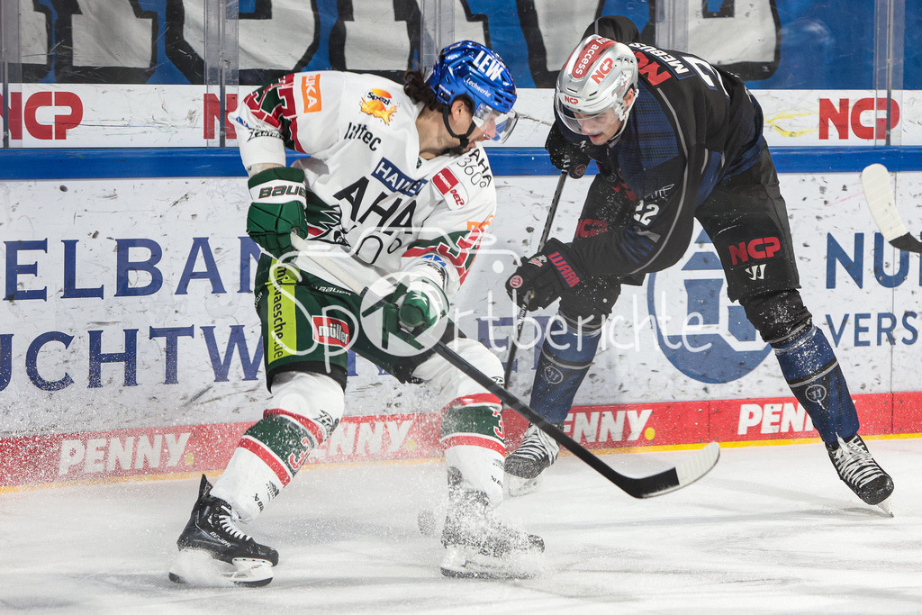 Nuernberg ICE Tigers - Augsburger Panther | Terry BROADHURST (AEV #37) im Duell mit Oliver MEBUS (NIT #22)