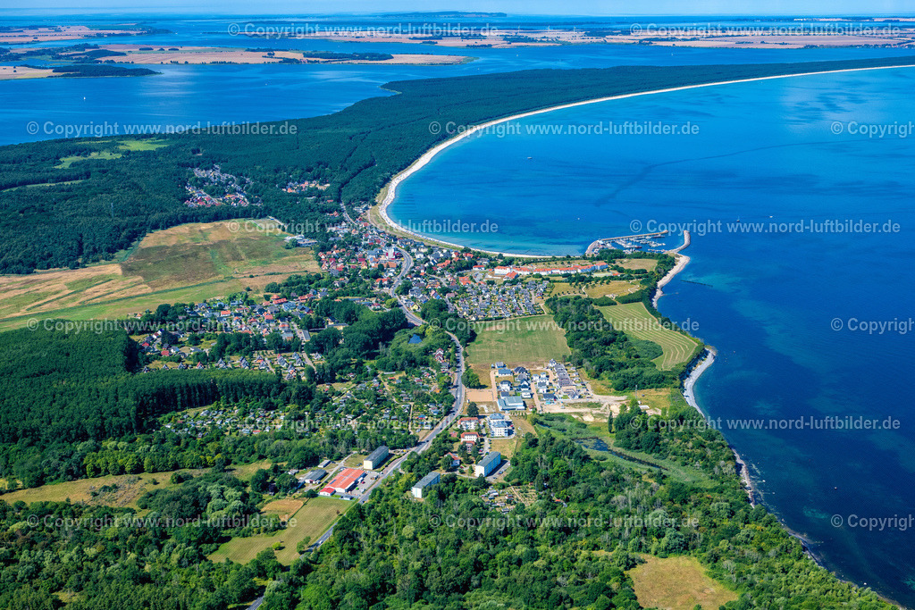 Glowe_Rügen_ELS_8074100822 | GLOWE 10.08.2022 Ortsansicht an der Meeres-Küste der Ostsee bei Rügen in Glowe im Bundesland Mecklenburg-Vorpommern. Weiterführende Informationen bei: Gemeinde Glowe. // Townscape on the seacoast of the baltic sea at Ruegen in Glowe in the state Mecklenburg - Western Pomerania. Further information at: Gemeinde Glowe. Foto: Martin Elsen
