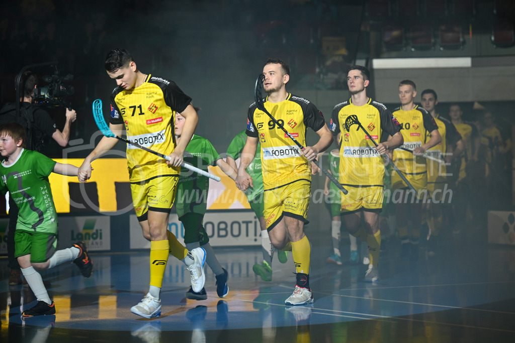 HC Rychenberg vs Tigers Langnau - 11. Dezember 2022 | HC Rychenberg vs Tigers Langnau
AXA Arena, Winterthur
Marco Eyer (#71 HC Rychenberg), Daniel Keller (#99 HC Rychenberg) und Levin Conrad (#7 HC Rychenberg) mit Einlauf-Kids.
Bild: Sportfotografie Markus Aeschimann | www.markus-aeschimann.ch - Realisiert mit Pictrs.com