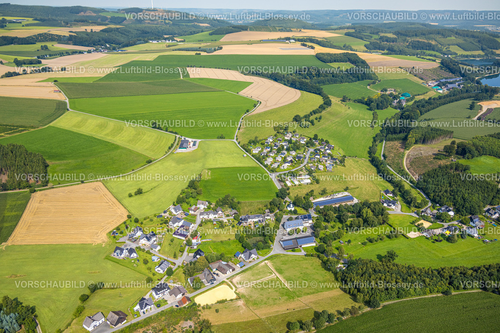 Meschede250807165 | Luftbild, Wohngebiet Ortsansicht Ortsteil Erflinghausen, umgeben von Wiesen und Feldern, Enkhausen, Meschede, Sauerland, Nordrhein-Westfalen, Deutschland