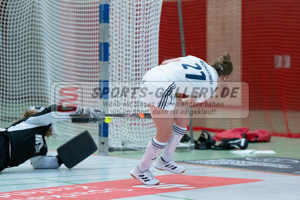 HK_20231217_107749 | 1. Bundesliga Damen Crefelder HC - Düsseldorfer HC  am 17.12.2023 Sporthalle Glockenspitz, Krefeld , Lotta Dittrich ( Crefelder HTC ) , Maike Schaunig ( Düsseldorfer HC #21 )