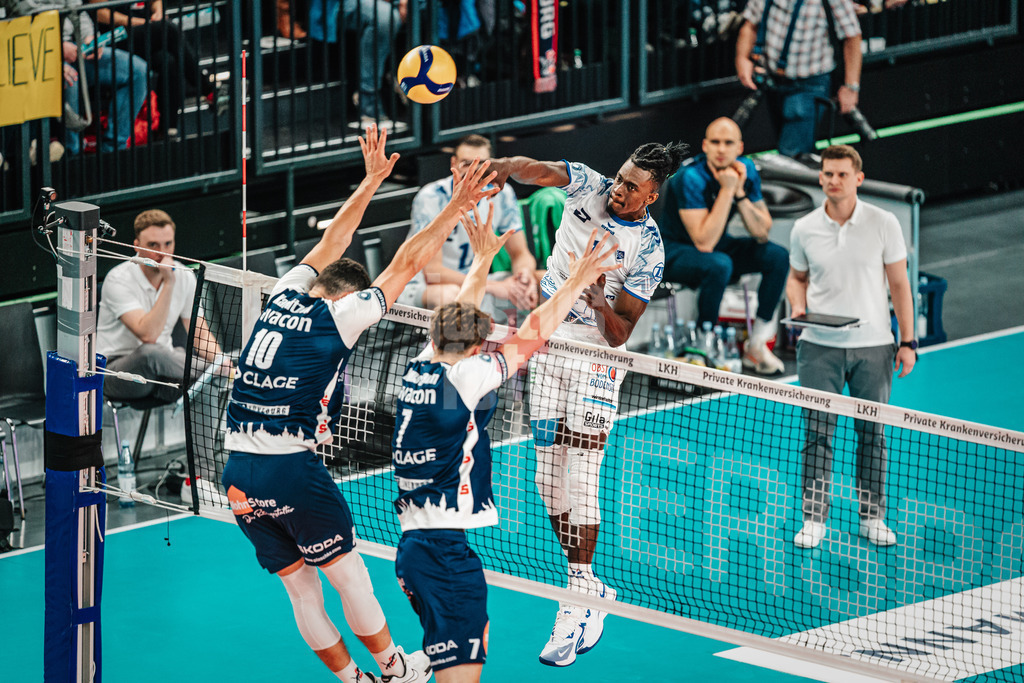 Volleyball | Herren | Saison 2024/2025 | 1. Volleyball Bundesliga Männer | Halbfinale | SVG Lüneburg vs. VfB Friedrichshafen | 19.04.2025 | Jose Israel Masso Alvarez (#1, VfB Friedrichshafen) beim Angriff