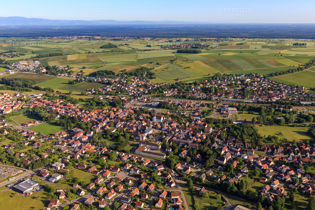 Luftbild: Ortsansicht aus Norden in Soultz-sous-Forêts im Bundesland Bas-Rhin in Frankreich. – Foto: IMG_100771.jpg vom 08.06.2017 durch Werner Riehm/FLY-FOTO.de – Auflösung des Originals: 5472 x 3648 px