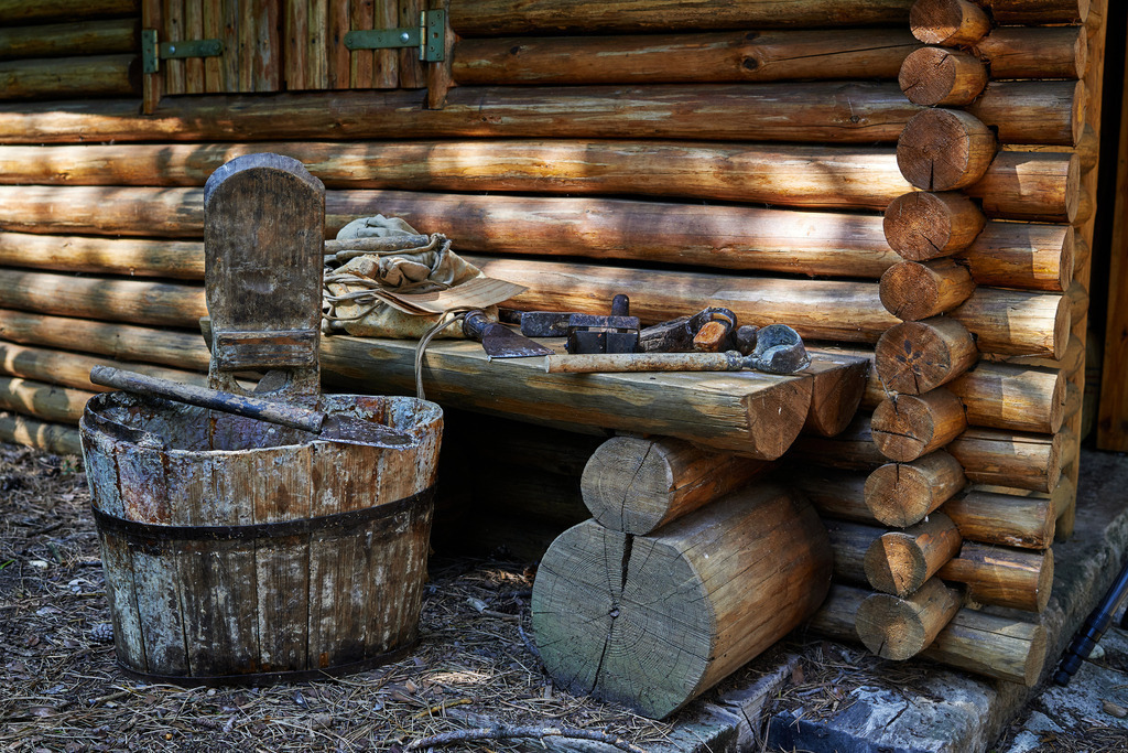 Pecher Gerhold Wöhrer | Matzendorf-Hölles, Austria - July 04, 2019: Pecherpfad in Hölles mit Pecher Gerhold Wöhrer; Darstellung der verschiedenen Werkzeuge. - Realisiert mit Pictrs.com