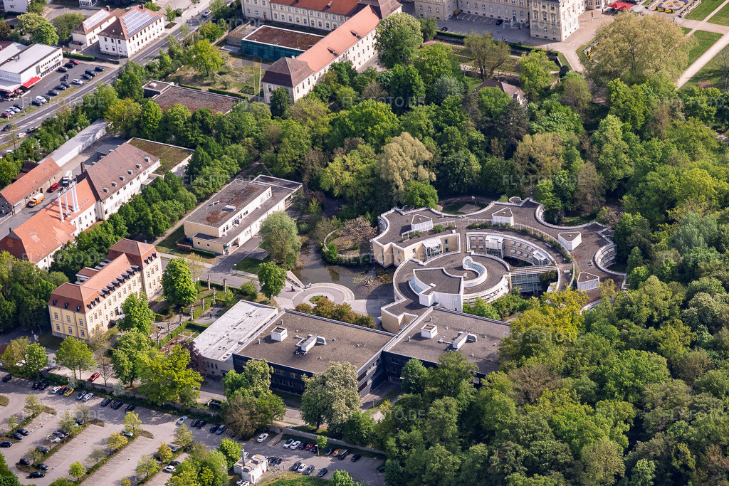 Luftbild: Krankenhaus für Psychiatrie, Psychotherapie und Psychosomatische Medizin Schloss Werneck und Orthopädisches Krankenhaus Schloss Werneck in Werneck im Bundesland Bayern in Deutschland.Foto: IMG_156143.jpg vom 03.05.2026 durch Werner Riehm/FLY-FOTO.deAuflösung des Originals: 5680 x 3787 pxPsychiatrie Werneck, Psychiatrie WerneckMRT-Kompetenzzentrum Schloss Werneck – Prof. Dr. med. Knut EberhardtWWW.KNIE-HUEFT-OP.DE