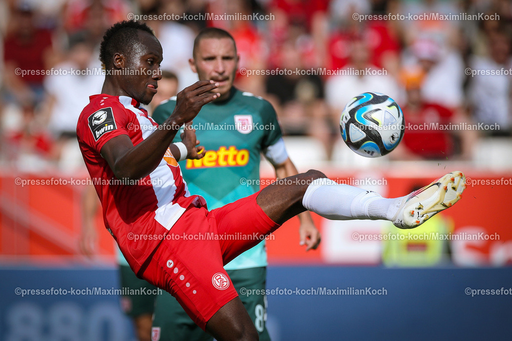 RWE3Liga16092301058 | 16.09.2023, Essen, Fußball, bwin 3. Liga Herren, Stadion an der Hafenstraße, 6. Spieltag Saison 2023 2024, Rot-Weiss Essen – SSV Jahn Regensburg: Moussa Doumbouya (Rot-Weiss Essen). DFB regulations prohibit any use of photographs as image sequences and or quasi-video.