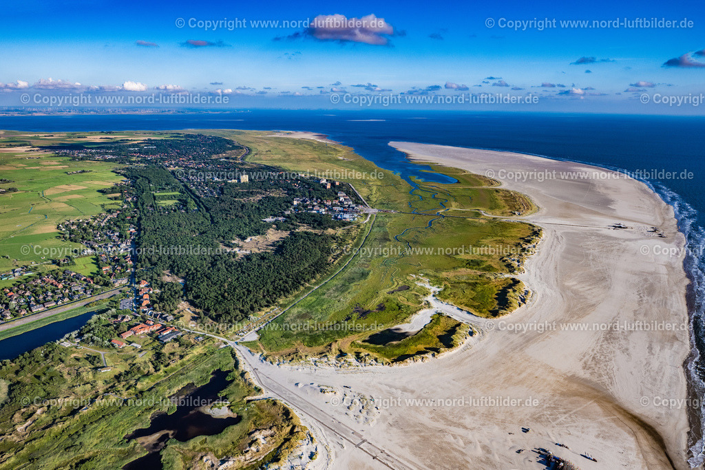 St. Peter-Ording_ELS_5577060822 | SANKT PETER-ORDING 06.08.2022 Ortsansicht an der Meeres-Küste der Nordsee in Sankt Peter-Ording im Bundesland Schleswig-Holstein. // Townscape on the seacoast of North Sea in Sankt Peter-Ording in the state Schleswig-Holstein. Foto: Martin Elsen