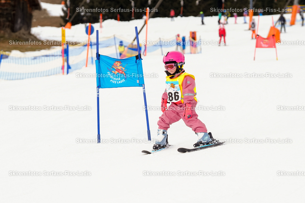 SRF_02.01.2026_0418 | Skirennfotos,Serfaus,Fiss,Ladis,Kinderskirennen,Winter,Tirol,Oberland,skirace,SFL,feelfree,weil wir's genießen,ski,Ski,skifahren,Sonnenplateau, - Realisiert mit Pictrs.com