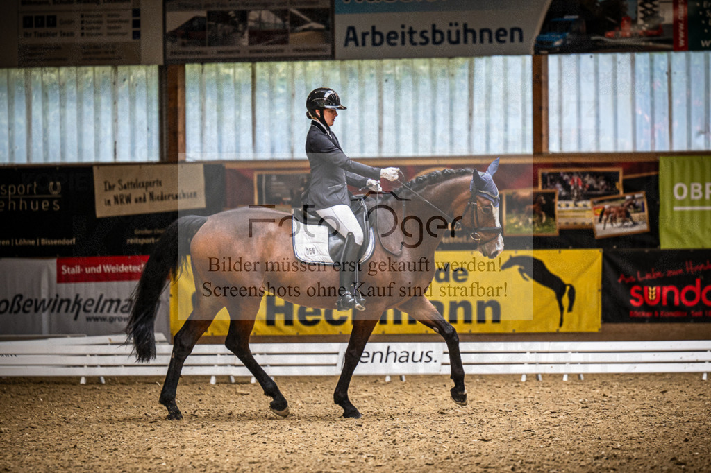 DOS_1304 | Entdecke hochwertige Reitturnierfotos von Foto Oger. Professionell, emotional und authentisch – jetzt Lieblingsmomente im Shop bestellen.Deutschlandweite Turnierfotografie. - Realisiert mit Pictrs.com