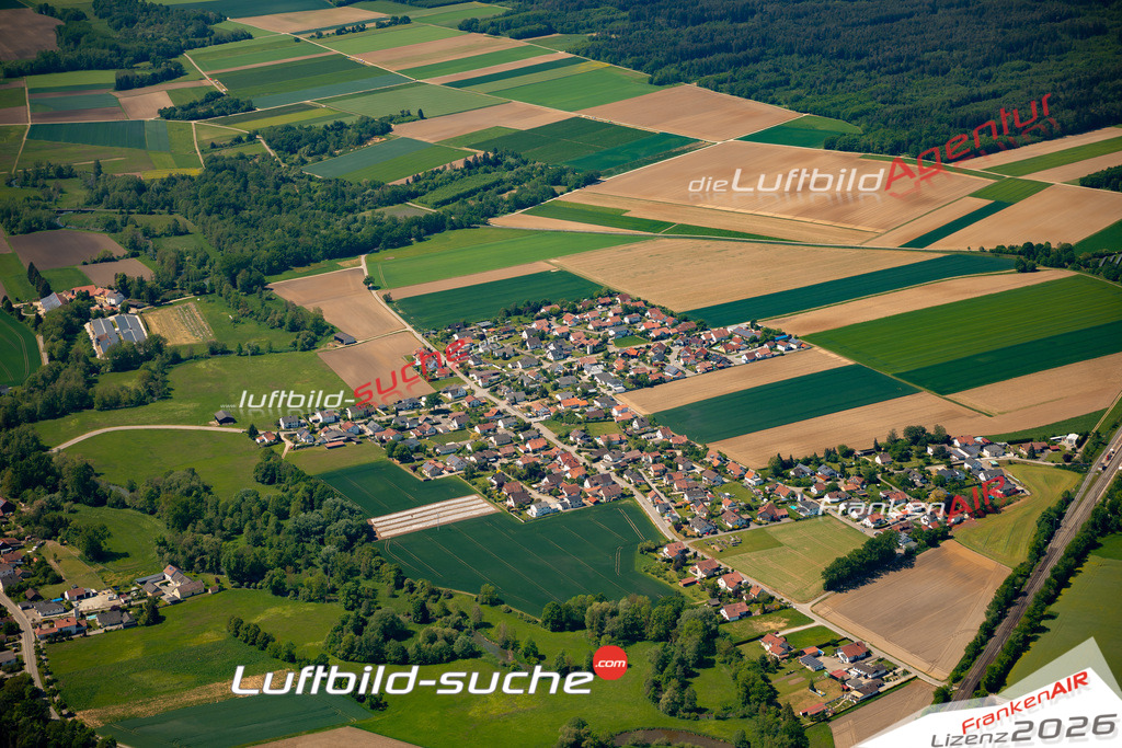 Das Luftbild zeigt : Radldorf Perkam - Die Luftaufnahme wurde 2024 vom UL-Flugzeug aus erstellt ( keine Drohne ) - Hochauflösende Luftaufnahme - Für grossformatige Ausdrucke geeignet. Die Geschenkidee !Mit Lizenz und Bildrechte bestellbar