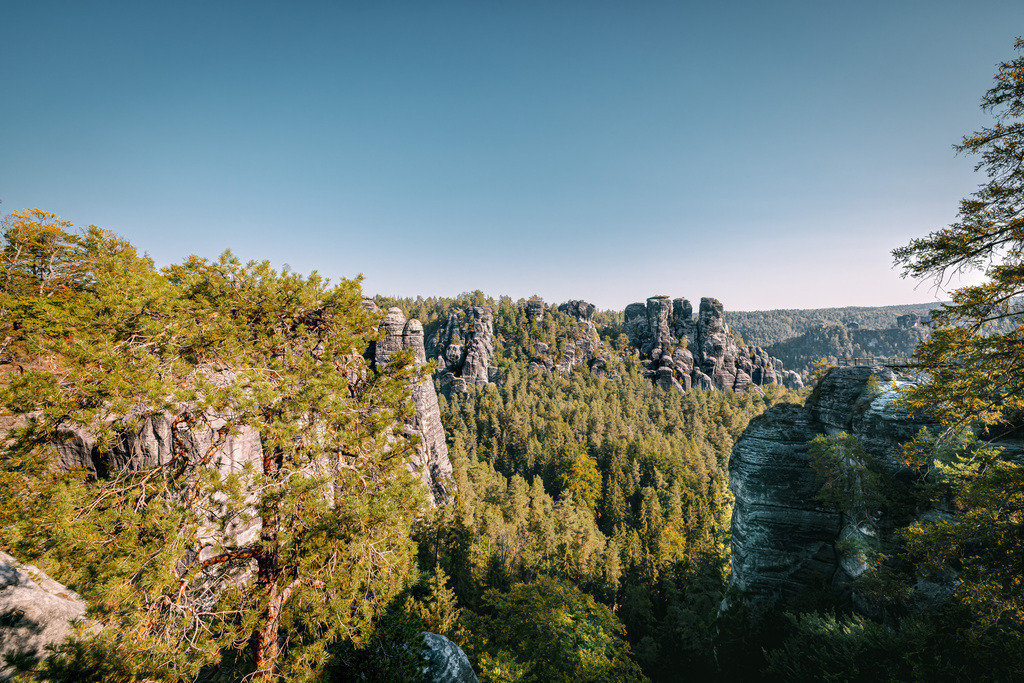 _Y9A0196-Bearbeitet-2 | Dieses Bild zeigt die beeindruckenden Sandsteinfelsen im Nationalpark Sächsische Schweiz, einer Region im Elbsandsteingebirge.Die Gegend ist bekannt für ihre bizarren Felsformationen und spektakulären Ausblicke, ähnlich wie amerikanische Canyons.Die Bastei ist eine der berühmtesten Felsformationen in diesem Gebiet, gelegen in der Nähe von Dresden und Rathen.Der 112 Kilometer lange Malerweg führt Wanderer durch diese Landschaft, inspiriert von Künstlern der Romantik - Realisiert mit Pictrs.com