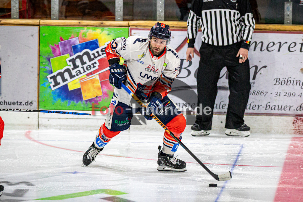 TSV Peißenberg MINERS vs ESC Kempten SHARKS | Eishockey Bayernliga Herren Vorrunde 2024/2025, TSV Peißenberg MINERS vs ESC Kempten SHARKS, 20241018,Timo SCHIRRMACHER (SHARKS 3) in Aktion, Freisteller,2024-10-18 in Peißenberg (Eisstadion)Timo SCHIRRMACHER (SHARKS 3)Copyright: WolfgangxLindner foto-lindner.de