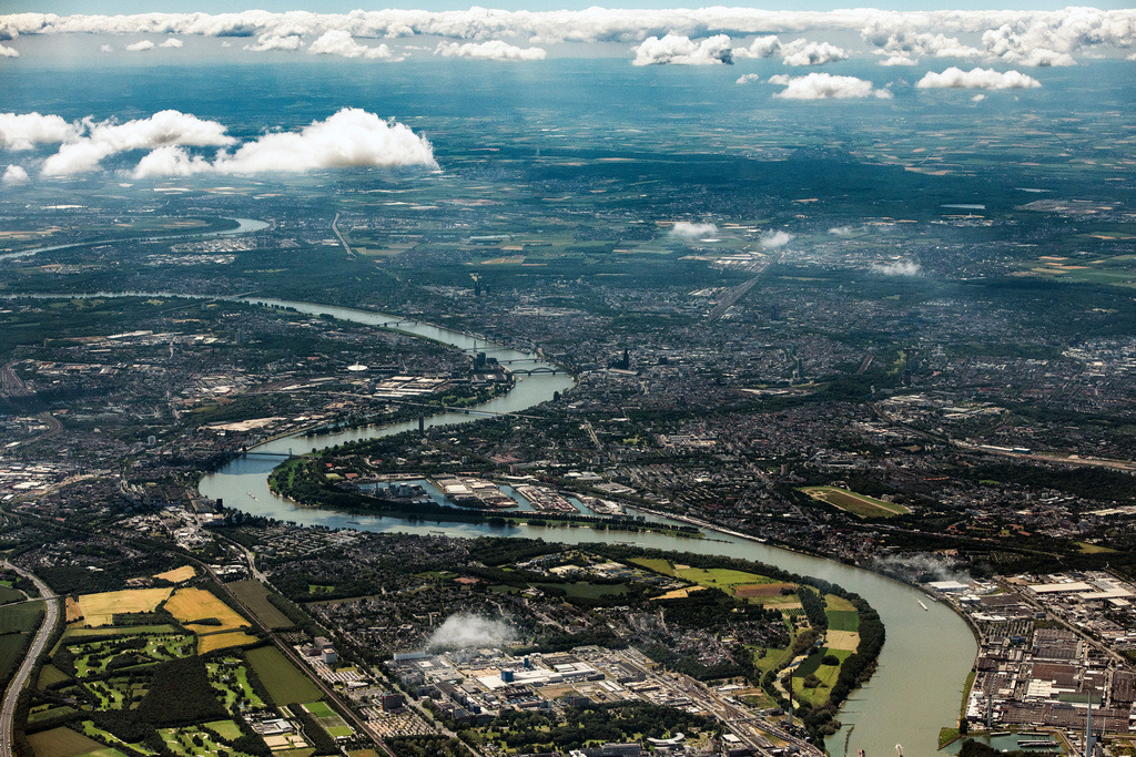dr__0024276.jpg | KöLN 17.06.2019 Kurvenförmige Mäander - Schleife der Uferbereiche am Rhein Flußverlauf in Köln im Bundesland Nordrhein-Westfalen, Deutschland. // Curved loop of the riparian zones on the course of the river Rhine in Cologne in the state North Rhine-Westphalia, Germany. Foto: Daniel Reiter
