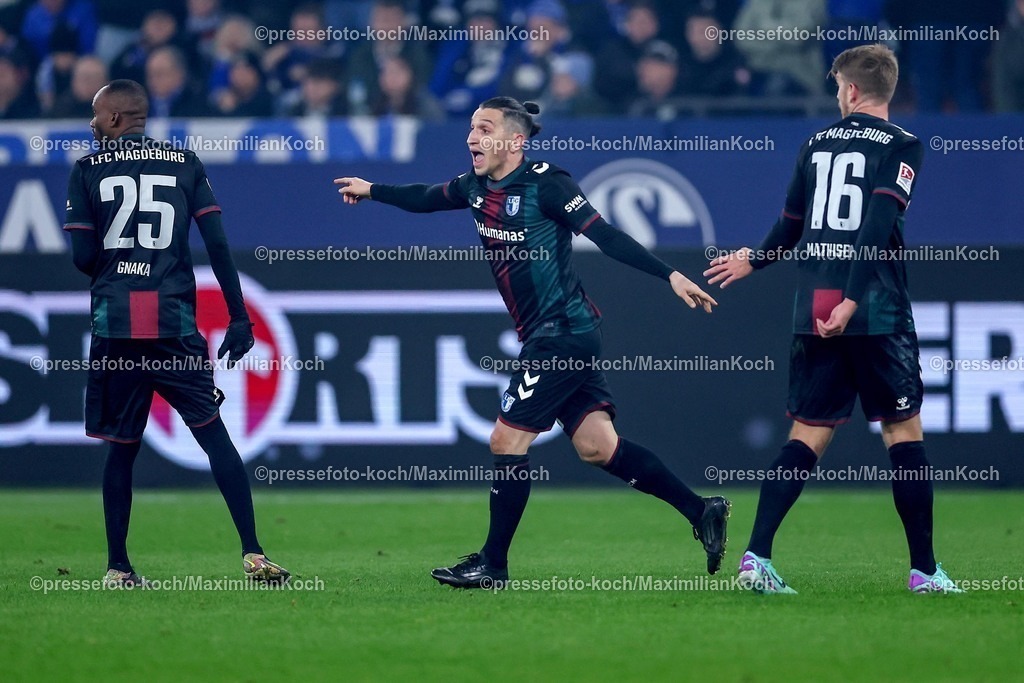 S0401022501050 | 01.02.2025, Fußball, FC Schalke 04 - 1. FC Magdeburg, 2.. Fußball Bundesliga, 20. Spieltag, Veltins-Arena Gelsenkirchen, Saison 2024 2025: Torjubel nach dem 2:0 durch Martijn Kaars (1.FC Magdeburg #9) Silas Gnaka (1.FC Magdeburg #25), Baris Atik (1.FC Magdeburg #23), Marcus Mathisen (1.FC Magdeburg #16) jubelndDFB regulations prohibit any use of photographs as image sequences and or quasi-video.