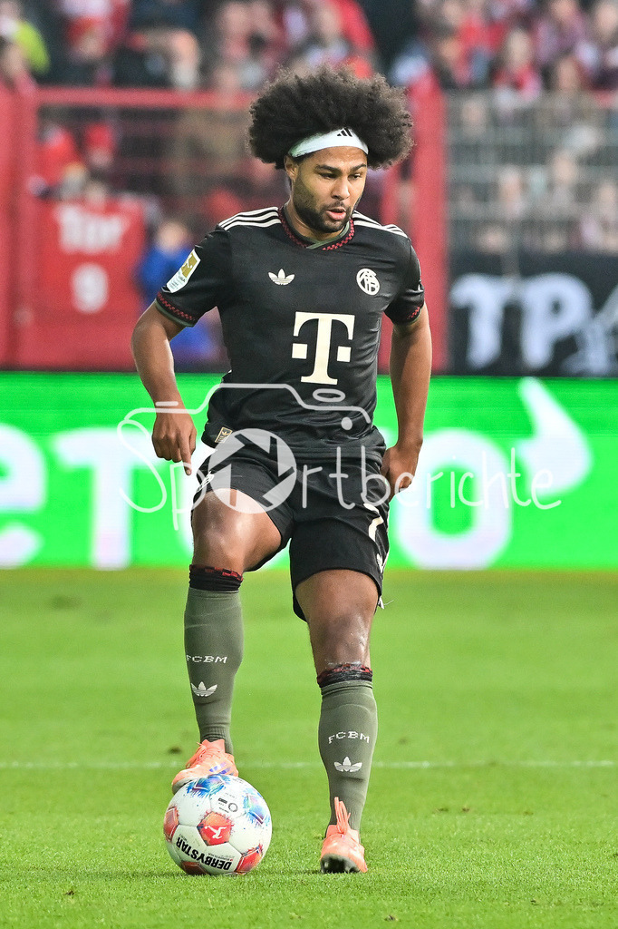 1. FC Union Berlin - FC Bayern München | Berlin, DEUTSCHLAND - 8. NOVEMBER: am Ball Serge GNABRY (FC Bayern Munich 7), Einzelfoto / Freisteller während dem Bundesligamatch zwischen dem 1. FC Union Berlin und dem FC Bayern München am 10. Spieltag im Stadion an der alten Försterei am 8. November 2025 in Berlin, Germany / DFL REGULATIONS PROHIBIT ANY USE OF PHOTOGRAPHS AS IMAGE SEQUENCES AND/OR QUASI-VIDEO