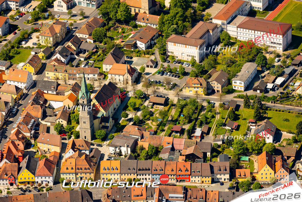Das Luftbild zeigt : Altstadt historische Gebäude Erbendorf - Die Luftaufnahme wurde 2024 vom UL-Flugzeug aus erstellt ( keine Drohne ) - Hochauflösende Luftaufnahme - Für grossformatige Ausdrucke geeignet. Die Geschenkidee !Mit Lizenz und Bildrechte bestellbar