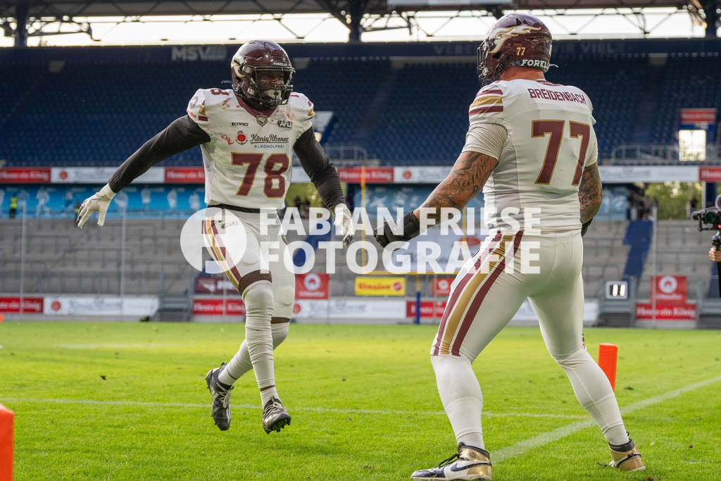 GER Rhein Fire vs. Alpine Rams, American Football, AFLE, Saison 2026, 01.08.2026 | Punkte fuer Yasir Raji (Rhein Fire, #78) und Sven Breidenbach (Rhein Fire, #77), GER Rhein Fire vs. Alpine Rams, American Football, AFLE, Saison 2026, 01.08.2026Foto: Eibner-Pressefoto/Fabian Friese - Realisiert mit Pictrs.com