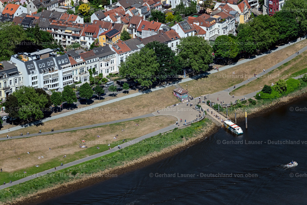 4029774 | BREMEN 01.06.2020 Im Hafen ankerndes und festgemachtes Fährschiff - Sielwallfähre - an der Anlegestelle auf der Weser im Ortsteil Ostertor in Bremen, Deutschland. Weiterführende Informationen bei: Hal över Bremer Fahrgastschifffahrt GmbH. // Anchored and moored ferry - Sielwallfaehre - in the harbor on Anlegestelle auf of Weser in the district Ostertor in Bremen, Germany. Further information at: Hal oever Bremer Fahrgastschifffahrt GmbH. Foto: Gerhard Launer