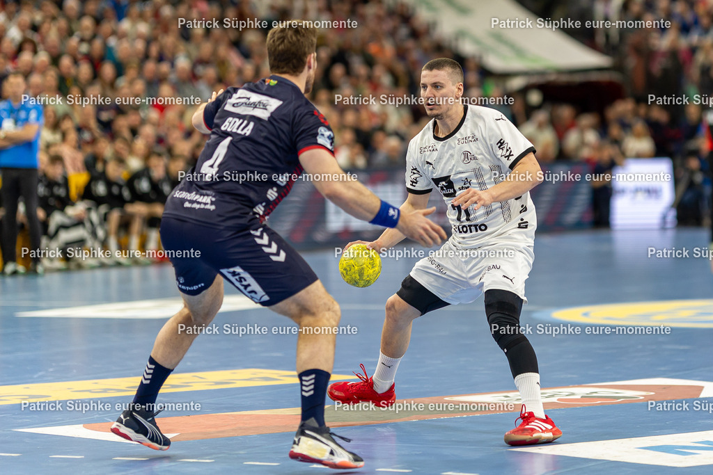Handball I Herren I Daikin HBL I Saison 2024-2025 I 23. Spieltag I SG Flensburg-Handewitt - THW Kiel | Handball: Bundesliga, SG Flensburg-Handewitt - THW Kiel, 23. Spieltag, GP JOULE ArenaJohannes Golla (4, SG Flensburg Handewitt) blockt Elias Ellefsen A Skippagotu (71, THW Kiel)