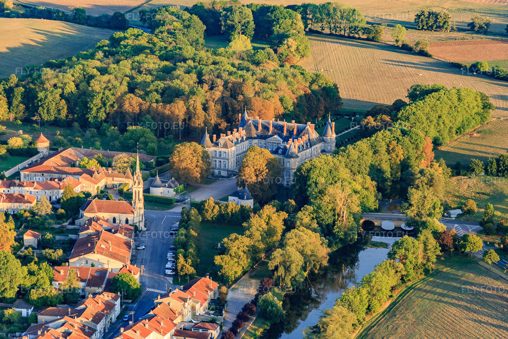 Vue aérienne: Parc et Château de Haroué à Haroué dans le département Meurthe et Moselle, France – .Photo: IMG_117905.jpg prise le 14/09/2019 par Werner Riehm/FLY-FOTO.eu – Résolution de l'original: 5407 x 3605 px –  château de Haroué