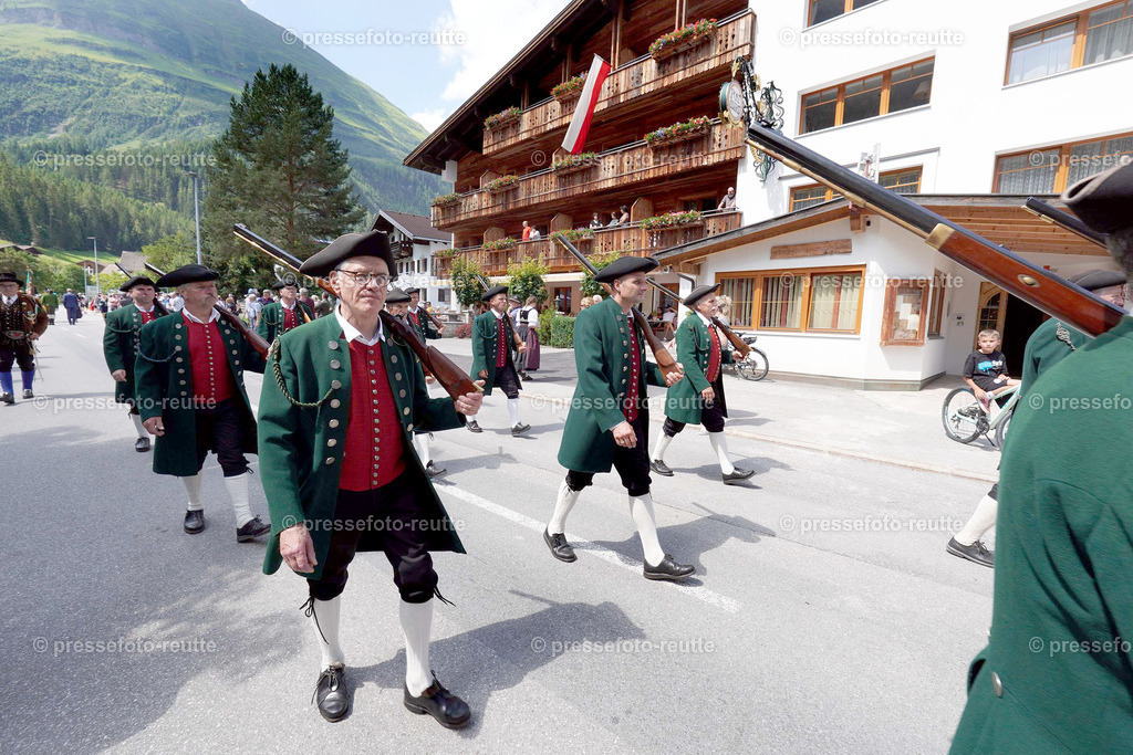 e37-news-2023-Juli23-Regimentsschuetzenfest-UMZUG_DORF-ww-DSC02334 | Info aus dem Bezirk Reutte/Ausserfern Tirol sowie eine umfangreiche Bilddatenbank über die gesamte Region: Lechtal, Talkessel Reutte, Tannheimertal, Zwischentoren. Lech, Plansee, Zugspitze, Grenztunnel, B179, Fernpassstraße, Verkehr, Lawinen, Tradition, - Realisiert mit Pictrs.com