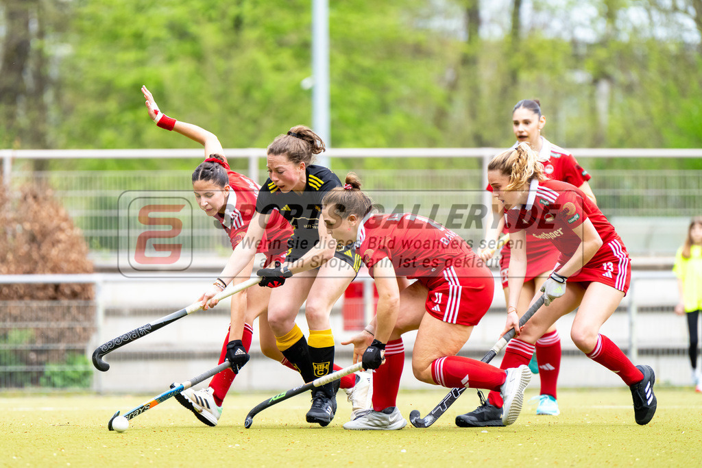 HK_20240407_100194 | 1. Bundesliga Hockey Damen Rot-Weiss Köln - Harvestehuder THC am 7.4.2024 Rot-Weiss Köln, Köln , Maja Weber ( Rot-Weiss Köln #21 ) , Marisa Martin Pelegrina ( Harvestehuder THC #38 ) , Nike Lorenz ( Rot-Weiss Köln #11 )