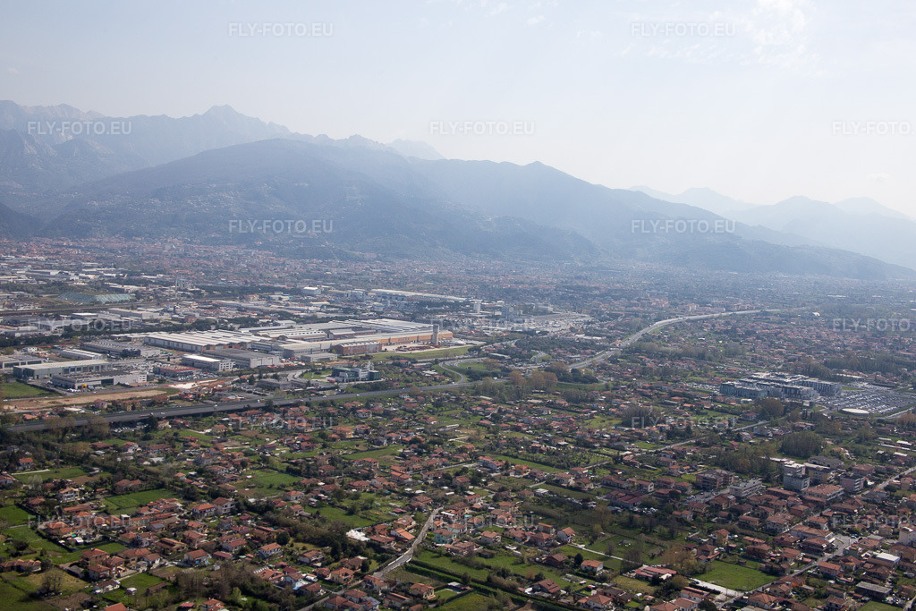 Vue aérienne: Vue de la ville à Avenza dans le département Toscane, Italie. Photo: IMG_087177.jpg prise le 04/04/2016 par Werner Riehm/FLY-FOTO.euRésolution de l'original: 5472 x 3648 px