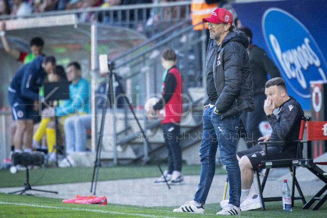 German 3rd Division, Viktoria Koeln vs. Energie Cottbus, 26.04.2026 | KOELN, GERMANY - APRIL 26, 2026:  Claus-Dieter Wollitz (Head Coach Energie Cottbus) during the 3rd division match on gameday 35 between Viktoria Koeln vs. Energie Cottbus at the Sportpark Hoehenberg on April 26, 2026 in Koeln, Germany. DFL REGULATIONS PROHIBIT ANY USE OF PHOTOGRAPHS AS IMAGE SEQUENCES AND/OR QUASI-VIDEO.