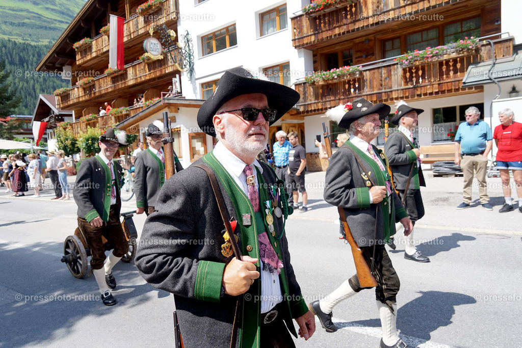 e26-news-2023-Juli23-Regimentsschuetzenfest3-Steeg-UMZUG_DORF-DSC07461 | Info aus dem Bezirk Reutte/Ausserfern Tirol sowie eine umfangreiche Bilddatenbank über die gesamte Region: Lechtal, Talkessel Reutte, Tannheimertal, Zwischentoren. Lech, Plansee, Zugspitze, Grenztunnel, B179, Fernpassstraße, Verkehr, Lawinen, Tradition, - Realisiert mit Pictrs.com