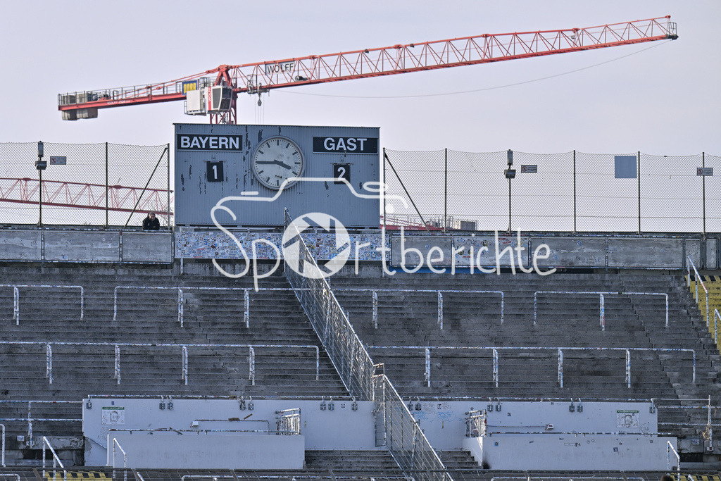 FC Bayern Amateure - 1. FC Schweinfurt 05 | Der Endstand im Topspiel der Regionalliga Bayern zwischen Bayern und Schweinfurt / Anzeigetafel / Symbolbild / Regionalliga Bayern: FC Bayern Muenchen II - 1. FC Schweinfurt 1905, Gruenwalder Stadion am 22.02.2025