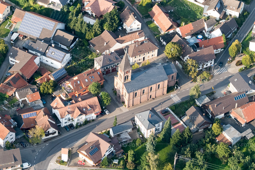 Luftbild: Kirchengebäude von St. Wendelin im Ortsteil Stadelhofen in Oberkirch im Bundesland Baden-Württemberg in Deutschland. Foto: P1010136.jpg vom 15.09.2014 durch Werner Riehm/FLY-FOTO.de