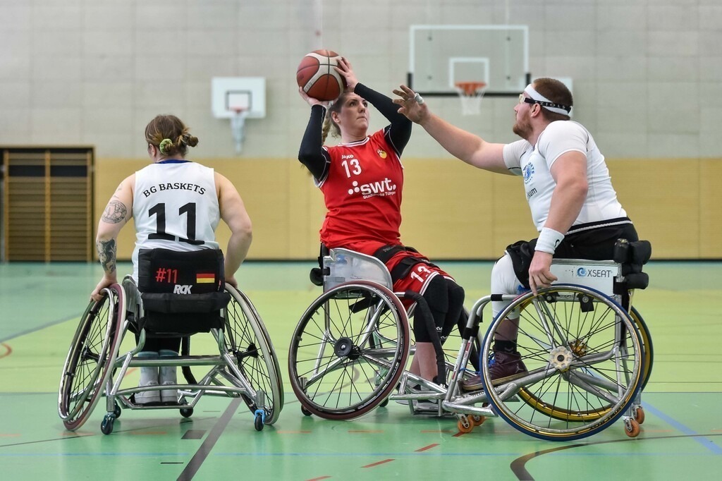 2024-03-17-0249 | Yannick Mildner (RSKV Tübingen #12), Angriff, Korbwurf; Hannes Hartung (BG Baskets Hamburg, #17), Saman Balaghi (BG Baskets Hamburg, #23),( RSKV Tübingen vs. BG Baskets Hamburg, Rollstuhlbasketball 2. Bundesliga, Saison 2023/24, 17.03.2024
Foto: Ralph Kunze - Realisiert mit Pictrs.com