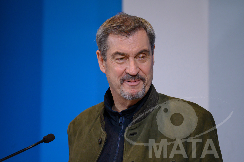 _DWI7696 | Bayerns Ministerpräsident Markus Söder (CSU) bei einer Pressekonferenz im Lokschuppen. Rosenheim, 02.12.2025 Bayern Deutschland - Realisiert mit Pictrs.com