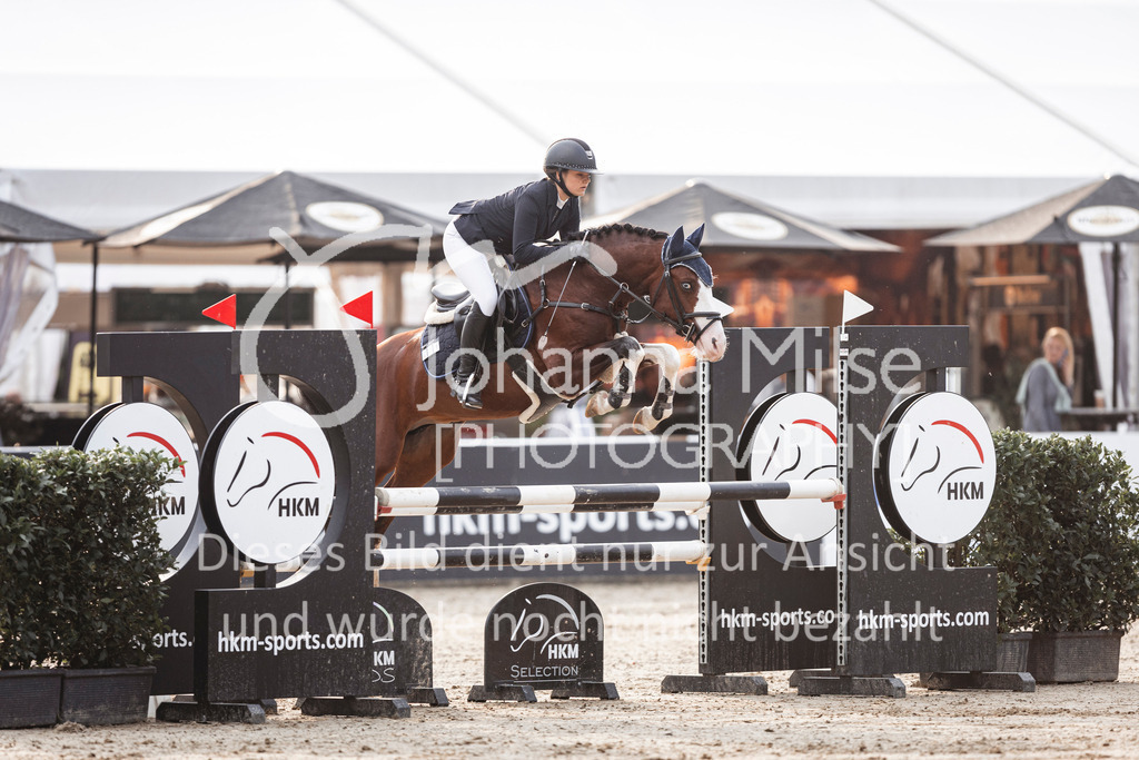 240906_BuCha_PonyA-5j-136 | Deine schönsten Turniermomente als professionelle Fotos! Entdecke hochwertige Pferdesport-Fotografie im Online-Shop. Jetzt Fotos finden & bestellen!