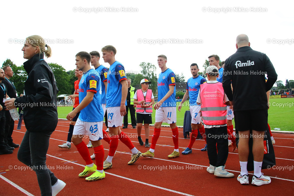 NH_HolsteinKiel_B93Kopenhagen_Testspiel_06072024 | Aufgrund des Gewitters mussten die Profis von Holstein Kiel den Platz räumen.Fußball I Herren I Testspiel I Saison 2024-2025 I Holstein Kiel - B.93 Kopenhagen I 06.07..2024 I Sportplatz Nobiskrug