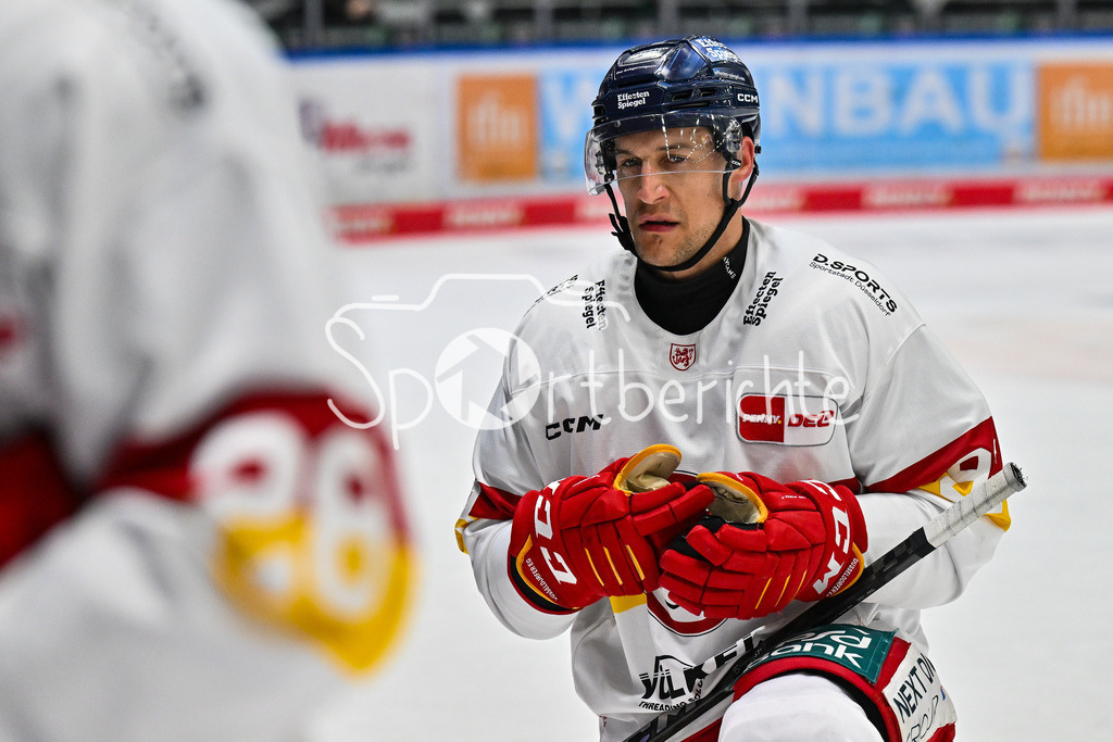Augsburger Panther - Düsseldorfer EG | im Bild ein niedergeschlagenener Tyler GAUDET (Duessedorfer EG 93)  mit haengendem Kopf / Einzelfoto / Freisteller / DEL: Augsburger Panther - Duesseldorfer EG, Curt Frenzel Stadion am 04.03.2025