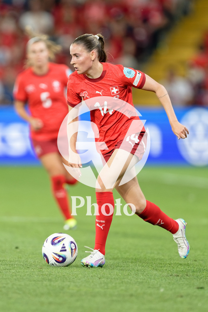Finland v Switzerland: UEFA Women's EURO 2025 Group A | GENEVA, SWITZERLAND - JULY 10: Smilla Vallotto of Switzerland controls the ball  during the UEFA Women's EURO 2025 Group A match between Finland and Switzerland at Stade de Geneve on July 10, 2025 in Geneva, Switzerland. (Photo by Giuseppe Velletri/Sports Press Photo/Getty Images)