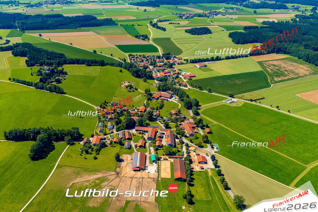 Schrägluftbild  Erlach  Dietramszell - Das Luftbild wurde 2025 vom UL-Flugzeug heraus erstellt ( keine Drohne ) - Hochauflösende Luftaufnahme -Nicht vergleichbar mit Google Maps oder Satelittenbilder- Die Geschenkidee !Mit Lizenz und Bildrechte bestellbar