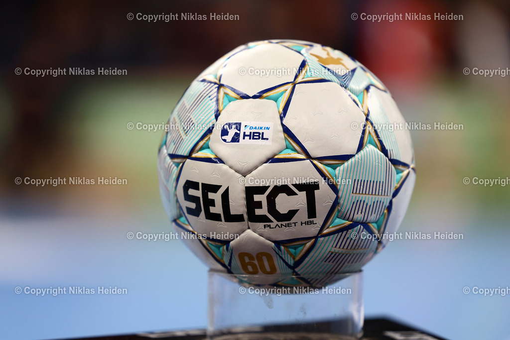 NH_HSVHamburg_MTMelsungen_HandballBundesliga_22022026 | Spielball in der Daikin Handball-Bundesliga.Handball I Herren I Bundesliga (Daikin HBL) I Saison 2025-2026 I 22. Spieltag I Handball Sport Verein Hamburg - MT Melsungen I 22.02.2026 I Barclays Arena