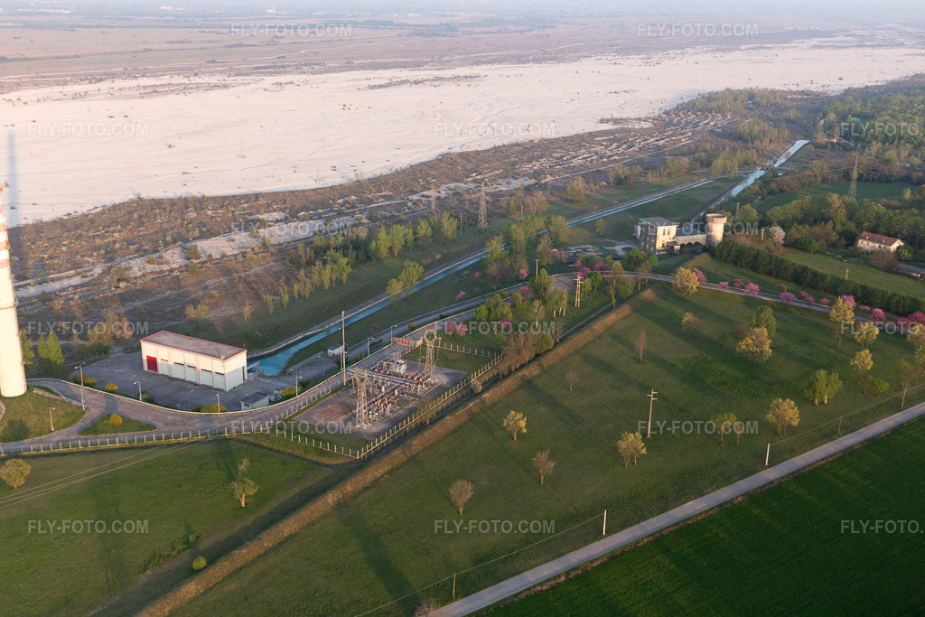 Aerial view: View of the town in San Leonardo in the state Friuli Venezia Giulia, Italy. – Photo: IMG_098972.jpg taken on 04/08/2017 by Werner Riehm/FLY-FOTO.com – Resolution of the original: 5472 x 3648 px
