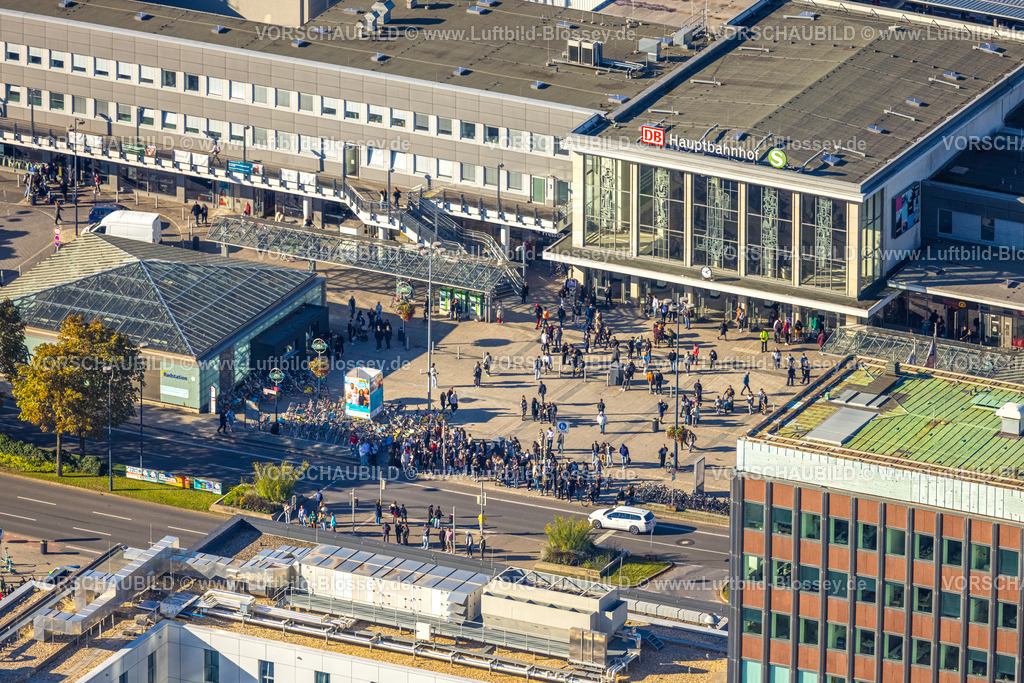 Dortmund241006050 | Luftbild, bevölkerter Bahnhofsvorplatz am Hauptbahnhof Dortmund Hbf, Deutsche Bahn AG, City, Dortmund, Ruhrgebiet, Nordrhein-Westfalen, Deutschland
