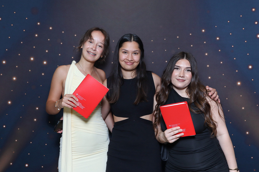 ZD260628112736-23 | Fotoshop von zweidimensional Fotografie. Ihr Fotograf im Aargau. Abzüge von Ihrem Fotobox Event bestellen.Abzüge von Ihrem Hochzeit bestellen.Abzüge von Ihrem Schulfotograf bestellen.