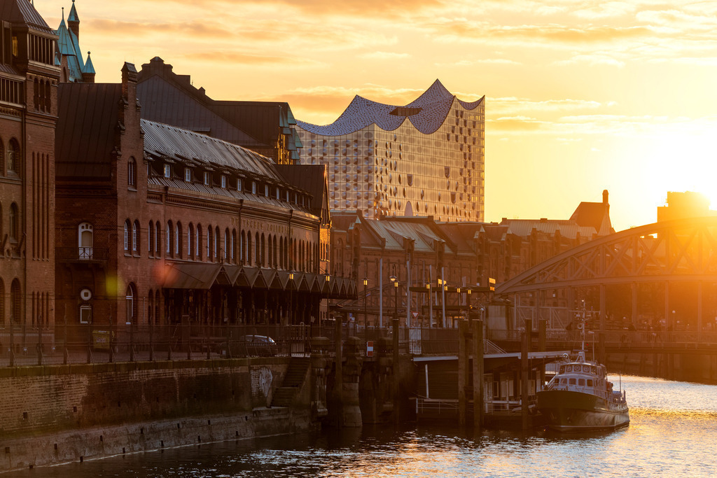 10250207 - Elbphilharmonie und Speicherstadt im Sonnenlicht | Blick über den Zollkanal auf die Speicherstadt und die Elbphilharmonie.