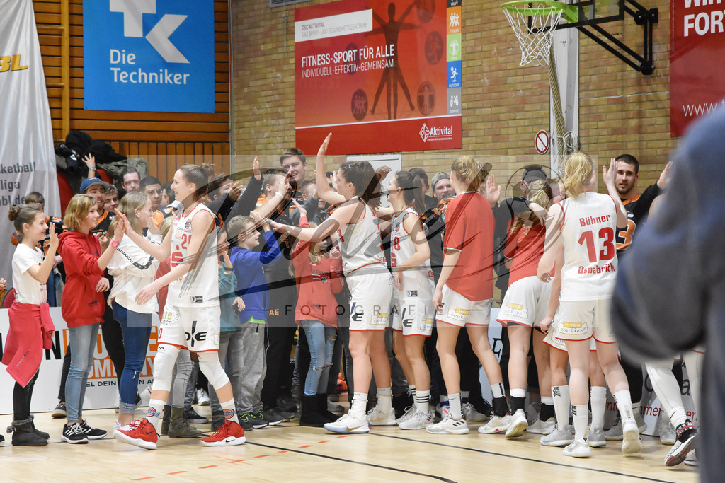 20200126_PANHAL_0064 | Basketball, Frauen: Die Mannschaft der GiroLive-Panthers Osnabrück bedanken sich bei den Fans beim Spiel der Toyota DBBL zwischen GiroLive-Panthers Osnabrück vs. GISA LIONS SV Halle am 26.01.2020 im Panthers Dome in Osnabrück, Deutschland.(Foto von Nico Paetzel) - Realisiert mit Pictrs.com