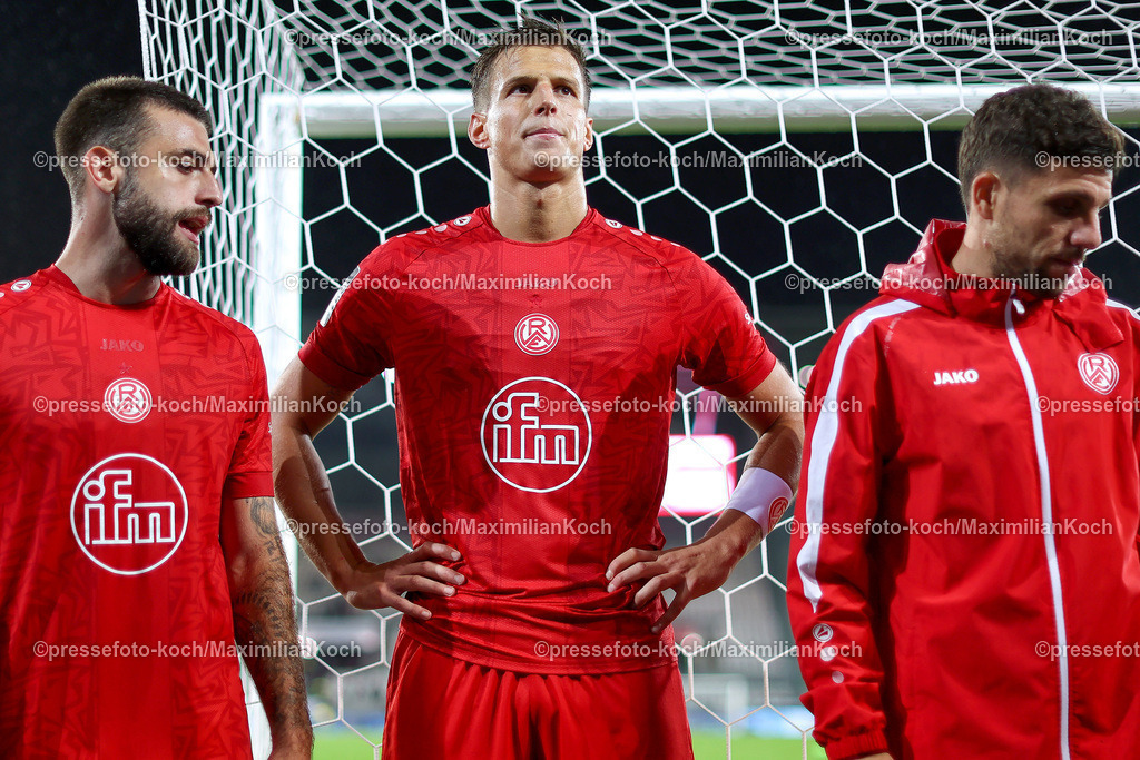 RWE3Liga25092402126 | 25.09.2024, Essen, Fußball,  Rot-Weiss Essen – Borussia Dortmund II (U23), bwin 3. Liga Herren, Stadion an der Hafenstraße, 7. Spieltag Saison 2024 2025: Abschlussjubel nach dem 3:1 Sieg -  Michael Schultz (RWE #4) (mitte) DFB regulations prohibit any use of photographs as image sequences and or quasi-video.